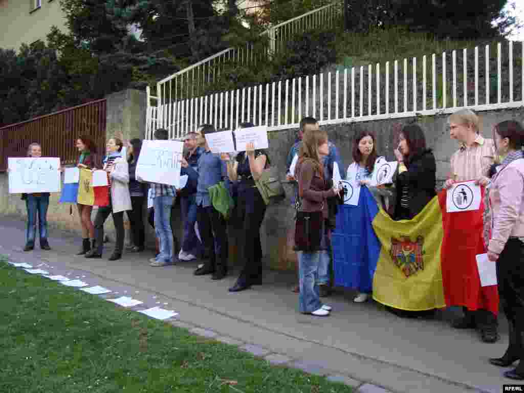 Proteste la ambasada Republicii Moldova la Praga