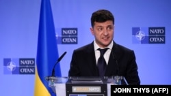 ولودیمیر زلنسکی رئیس جمهور اوکراین حین سخنرانی در مقر ناتو در بروکسل