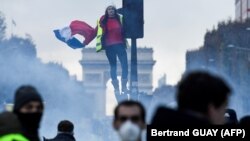 معترضانِ موسوم به "واسکت زردها" در فرانسه 