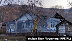 В этом доме живут люди, но он тоже продается