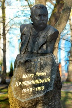 Пам'ятник на могилі Марка Кропивницького в Харкові