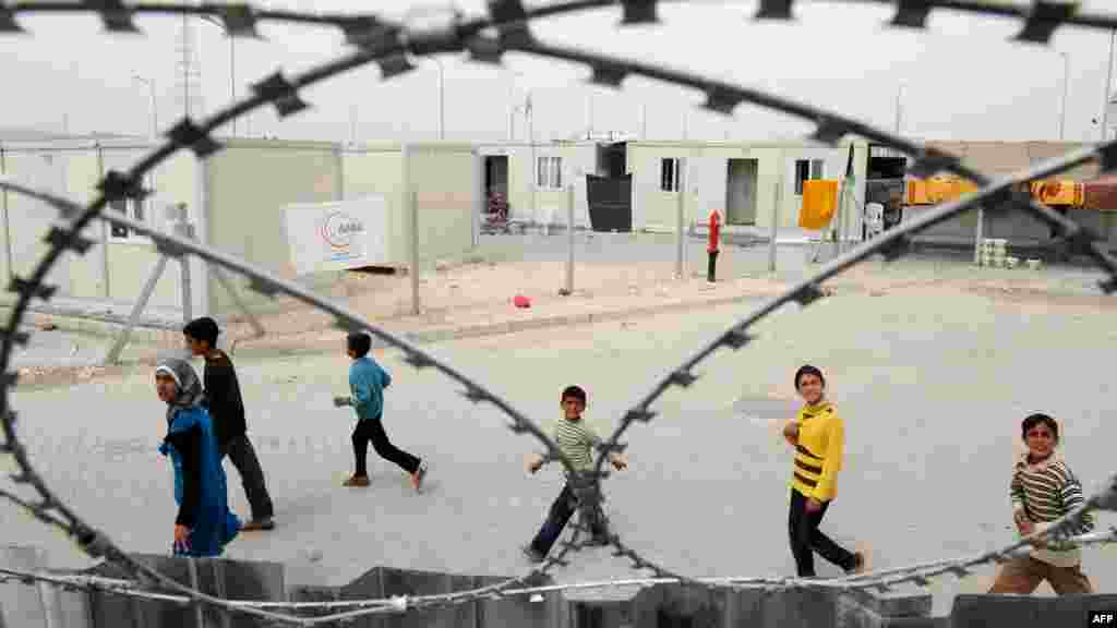 T&uuml;rkiyə ərazisindəı sərhədə yaxın yerdə məskunlaşan suriyalı qa&ccedil;qınların bir g&uuml;n&uuml;. (AFP PHOTO/BULENT KILIC)