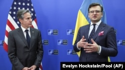 За словами Дмитра Кулеби (на фото: разом із Ентоні Блінкеном в штаб-квартирі НАТО в Брюсселі, 7 квітня 2022 року), розмова стосувалася посилення України в протистоянні російської агресії та терору
