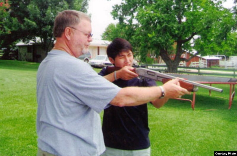 Максат Айтбаев (слева) учится стрелять из винтовки. США, 2008 год.