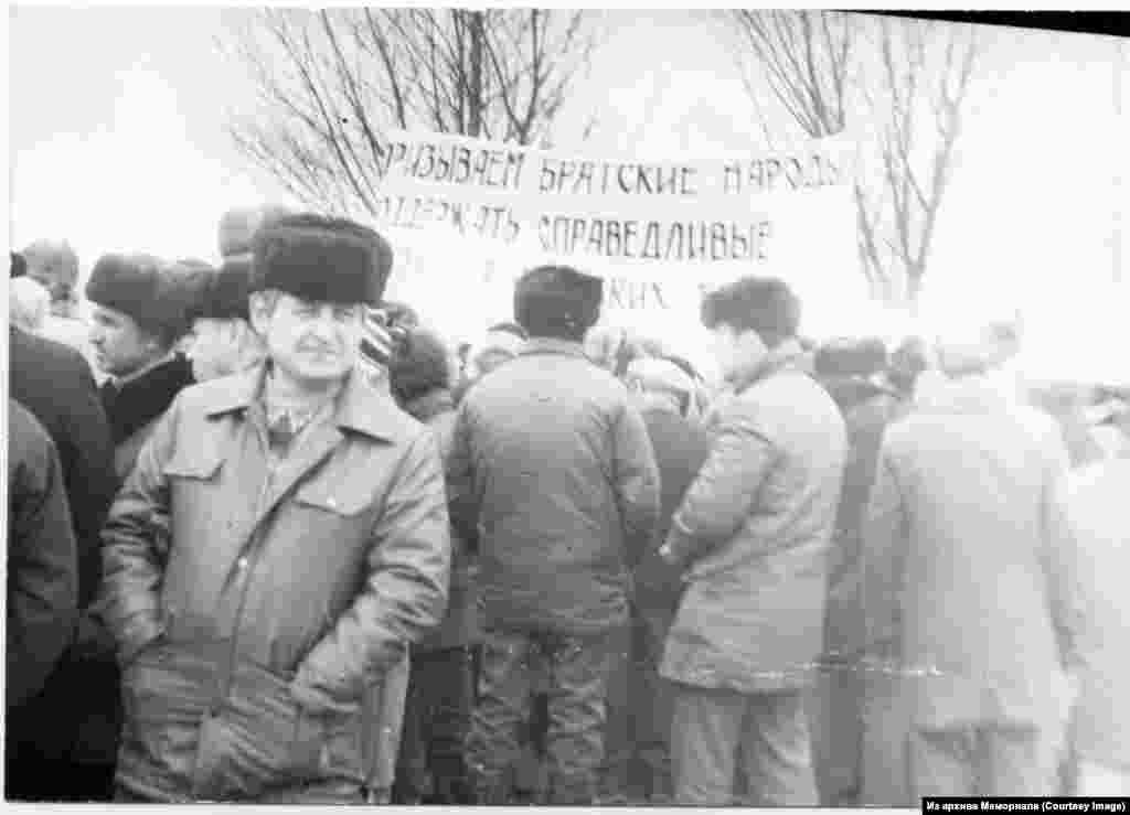 Митинг крымских татар в городе Бекобаде Ташкентской области. 14 февраля 1988 года. &nbsp;