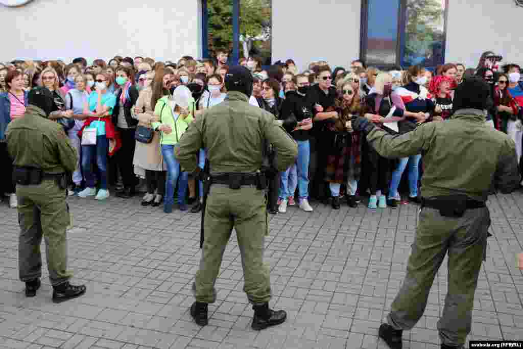 Силовики Беларуси напротив протестующих