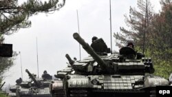 Georgian tanks rushing to the military base where a tank battalion apparently mutinied on May 5