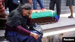 Женщина у гроба погибшего в ходе столкновений сторонника бывшего президента Эво Моралеса. Боливия, 16 ноября 2019
