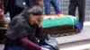 Женщина у гроба погибшего в ходе столкновений сторонника бывшего президента Эво Моралеса. Боливия, 16 ноября 2019 