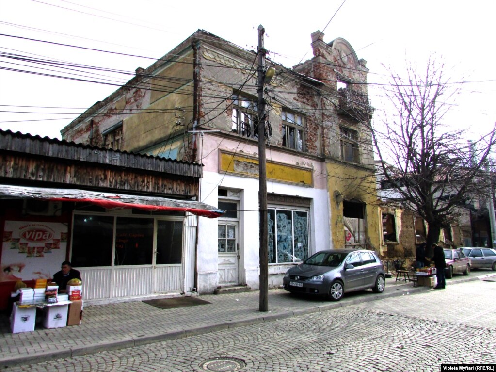 A quiet street scene in Prishtina, photographed by Violeta Myftari.