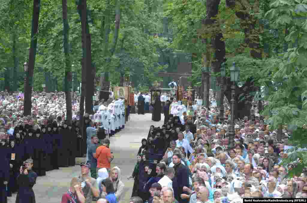 Не всі люди змогли спуститись вниз, до місця, де починався молебень