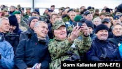 Secretarul-general Nato, Jens Stoltenberg comandantul manevrelor militare, amiralui James G. Foggo la trondheim în Norvegia