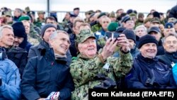 ნატოს გენერალური მდივანი იენს სტოლტენბერგი (მარცხნივ) ტრონდჰაიმში ესწრება ალიანსის სამხედრო მანევრების საჩვენებელ ნაწილს