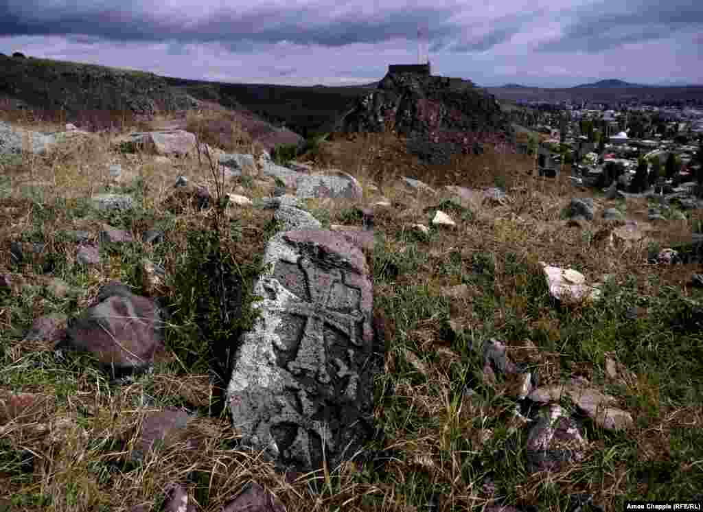 Карс &ndash; шумне місто недалеко від Ані (година їзди) &ndash; був колись на 85 відсотків заселений вірменами. Сьогодні мало хто з місцевих жителів намагається дізнатись щось про вірменське кладовище, яке лежить в руїнах на скелястому пагорбі над містом.