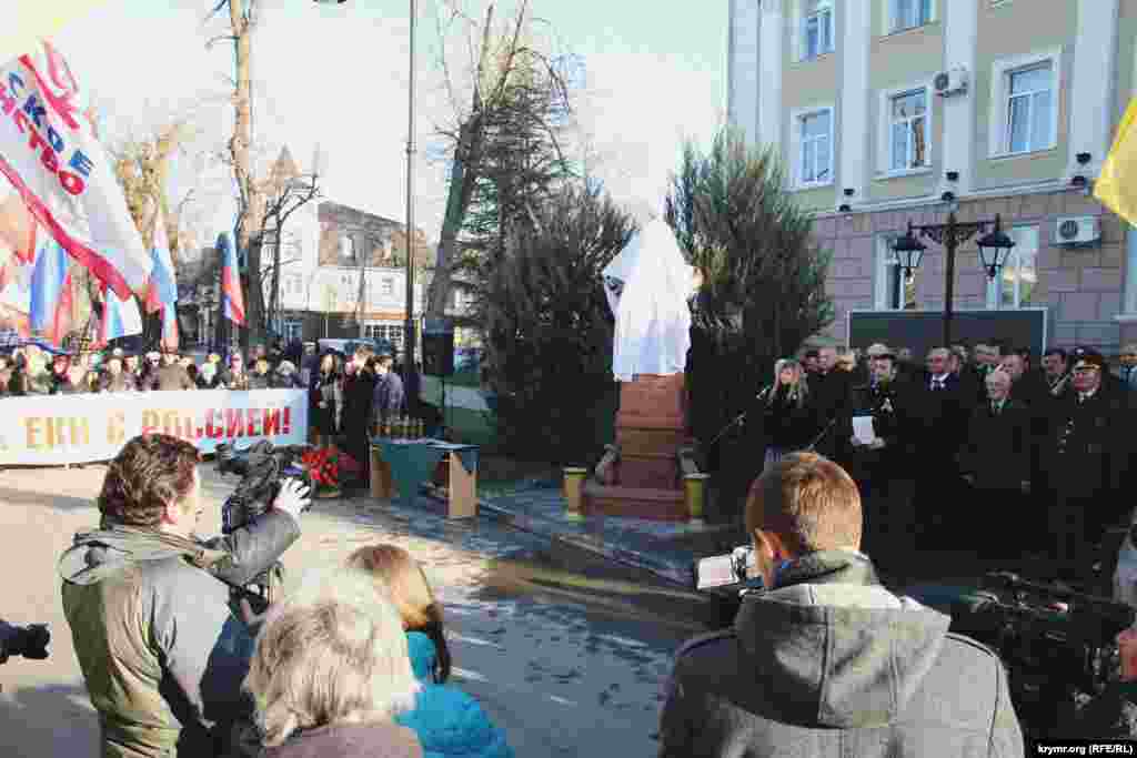 Бюст установили у здания Симферопольской горадминистрации в честь второй годовщины аннексии Крыма Россией