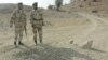 Повстанцы-белуджи действуют традиционными партизанскими способами. Солдаты пакистанской армии осматривают место взрыва мины