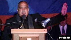 Armenia - Heritage Party leader Raffi Hovannisian addressing an anti-government rally in Yerevan, 10Oct2014.