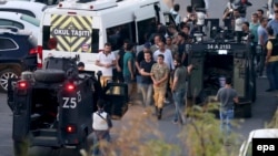 Турецкие полицейские арестовывают мятежных военных на площади Таксим в центре Стамбула 