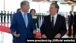 Kyrgyz President Almazbek Atambaev (left) and his Uzbek counterpart, Shavkat Mirziyoev, talk in Bishkek on September 5.