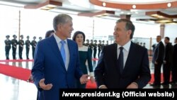 Президент Кыргызстана Алмазбек Атамбаев (слева) и президент Узбекистана Шавкат Мирзияев. Бишкек, 5 сентября 2017 года.