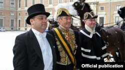 Посол Армении в Швеции Артак Апитонян (слева) вручает свои верительные грамоты королю Швеции Карлу XVI Густаву, Стокгольм, 22 января 2014 г. (Фотография - пресс-служба МИД Армении)
