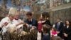 Папа римский Франциск совершает обряд крещения в Сикстинской капелле 