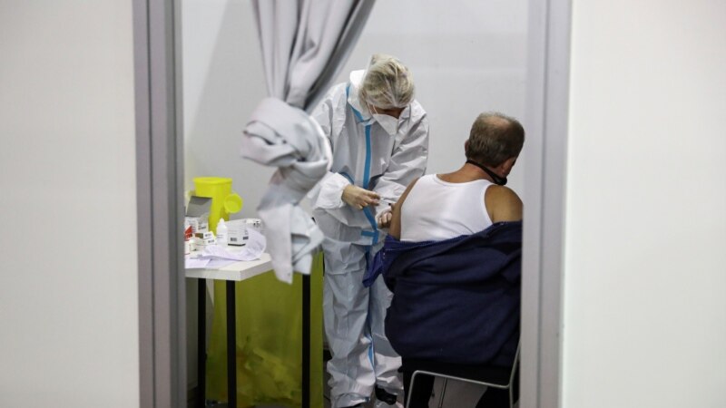 Во Србија досега вакцинирани над 415 илјади луѓе