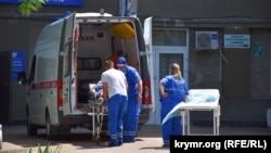 Бригада «скорой помощи» возле больницы в Севастополе. Крым, архивное фото