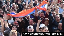 Люди святкують відставку прем'єра Вірменії Сержа Сарґсяна в центрі Єревану, 23 квітня 2018 року