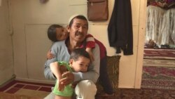 Ауғанстаннан Қазақстанға көшіп келген Имам Әлі Тұрап балаларымен бірге. Қаскелең, Алматы облысы, 5 маусым 2020 жыл.