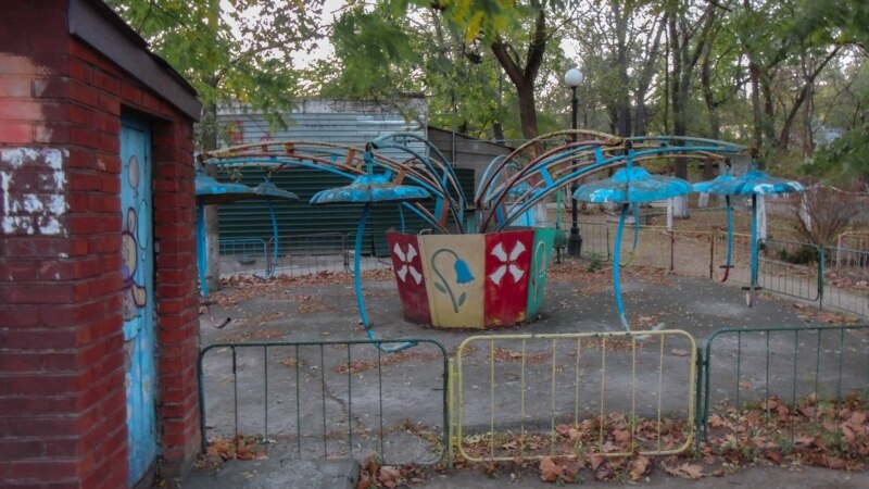 Разобрали и разрезали на части: в Керчи демонтируют парк аттракционов (+фото)