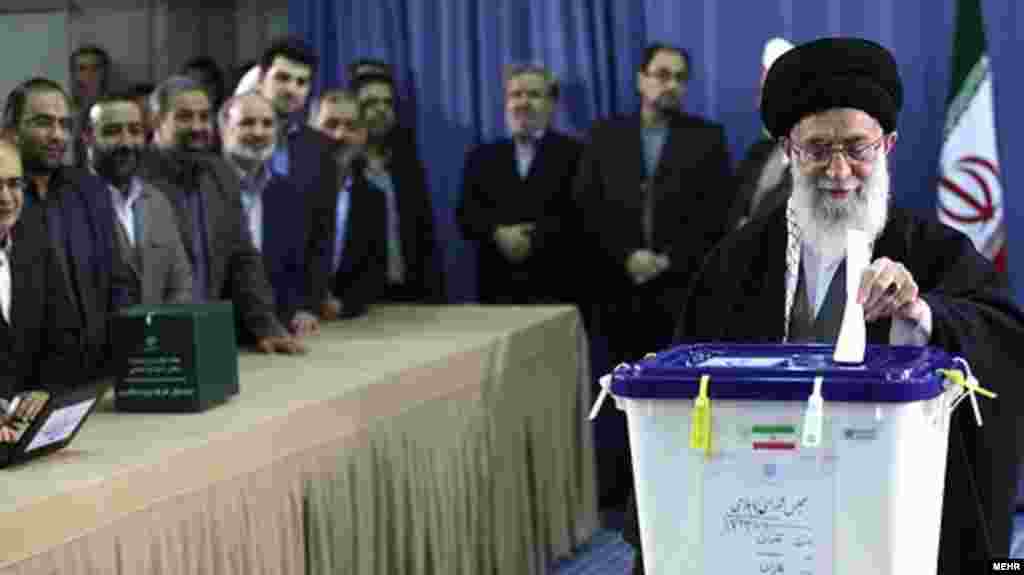 Iranski vrhovni vođa Ali Homnei na glasanju