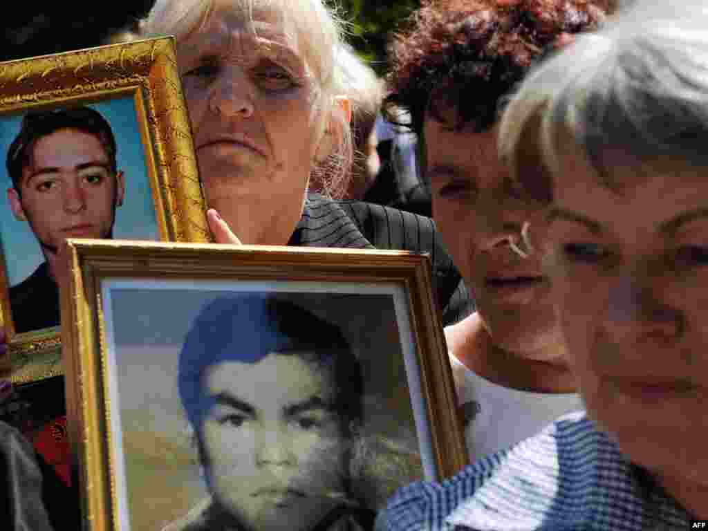 Сербські жінки тримають фотографії своїх зниклих безвісти родичів, Белград, 30 серпня. Близько 14650 людей вважаються зниклими безвісти після війни у колишній Югославії в 1990-х роках.Photo by Alexa Stankovic for AFP