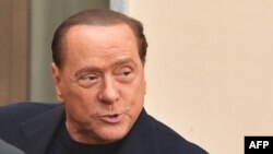 Италияның экс-премьері Сильвио Берлускони сот шешіміне сай қоғамдық жұмыс істеуге қарттар үйіне келді. 9 мамыр 2014 жыл.
