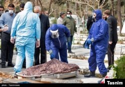 Коронавирус кесірінен қайтыс болған адамды жерлеу рәсімі. Иран, 2020 жылдың наурызы.