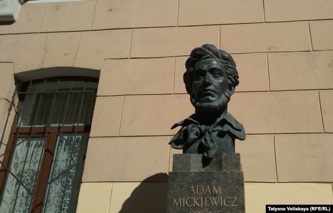 Бюст Адама Мицкевича перед зданием школы