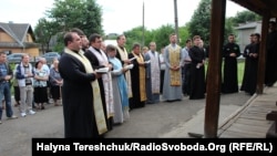 Поки перед дверима церкви триває греко-католицька служба...