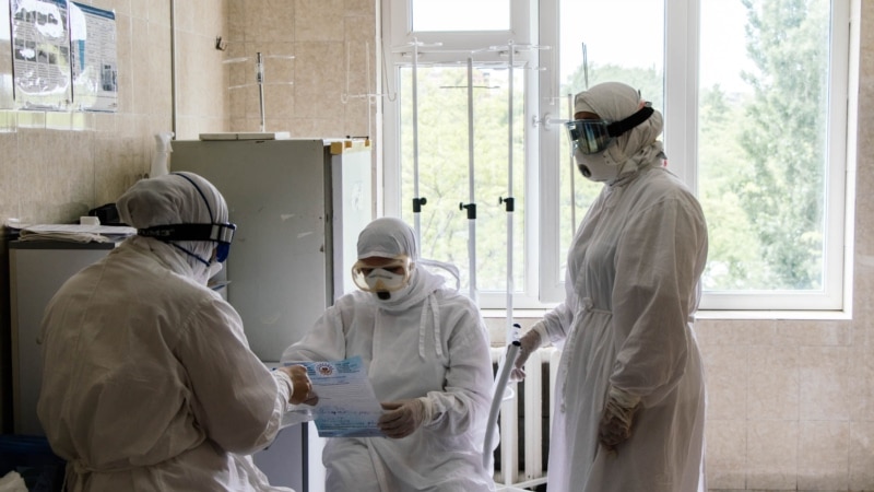 Суд прекратил дело медсестры из Махачкалы, приписавшей вакцинацию от ковида 74 умершим пациентам 