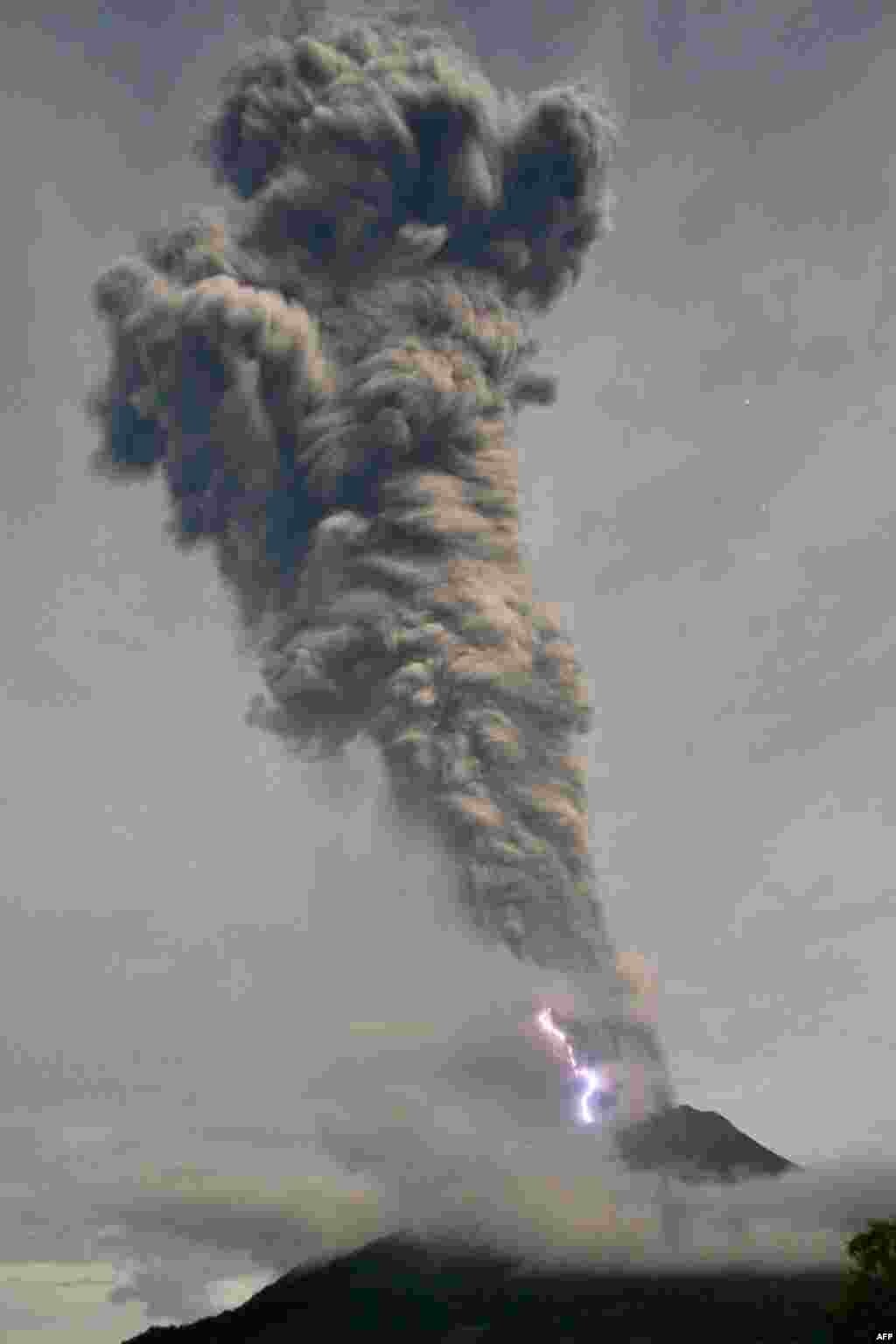 В Індонезії вулкан Сінабунґ протягом кількох днів вивергає стовпи попелу і потоки лави. Сінабунґ прокинувся в 2010 році після понад 400 років спокою. Влада провела евакуацію тисяч жителів. Північна Суматра, 19 листопада 2013 року
