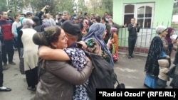 Граждан встречают освобожденных из тюрем во время одной из предыдущих кампаний по амнистии