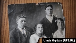 Yauheniya Arlouskaya (u sredini) sa prijateljima iz sretnijeg vremena