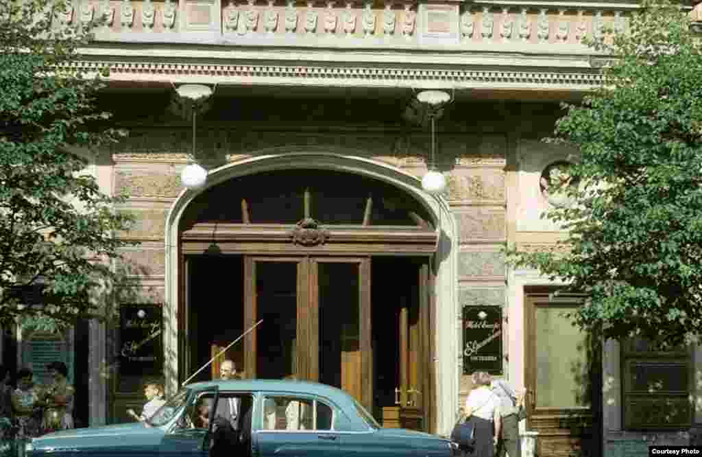 The entrance to Hotel Europe