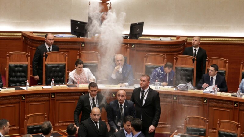 Opozita në Shqipëri djeg mandatet