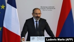 Премьер-министр Армении Никол Пашинян выступает на церемонии прощания с всемирно известным шансонье Шарлем Азнавуром, Париж, 5 октября 2018 г.