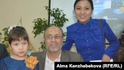 Публицист сотрудник детского журнала "Балдырған" Кул-Керим Елемес (в центре). Алматы, 2 апреля 2015 года.