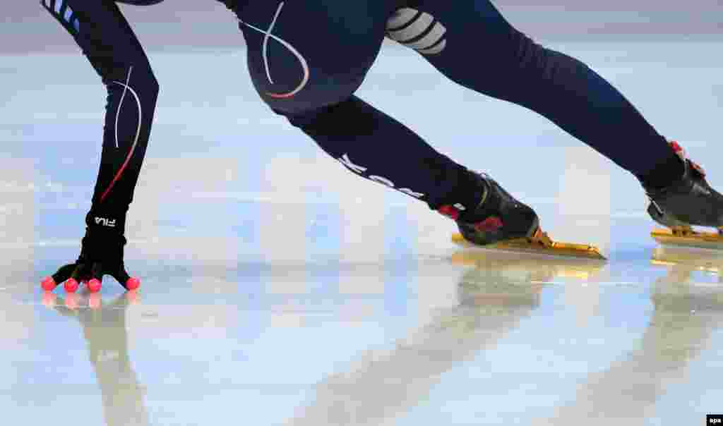 Park Seung-hi of South Korea in action during the women's 1000-meter heats of the short-track events. (epa/Barbara Walton)