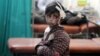 Сырыя. Паранены хлопчык чакае ўнутры палявога шпіталя пасьля авіяўдараў і артылерыйскіх абстрэлаў у Дамаску. 22 красавіка 2015 году