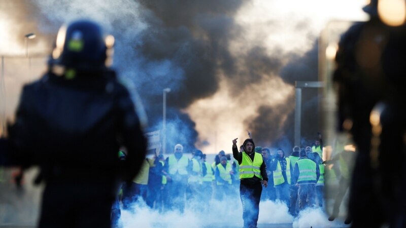 Парижде полиция демонстранттарга карата газ колдонду