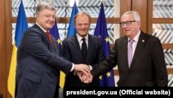 Зліва направо: президент України Петро Порошенко, президент Європейської ради Дональд Туск і президент Єврокомісії Жан-Клод Юнкер. Брюссель, 9 липня 2018 року