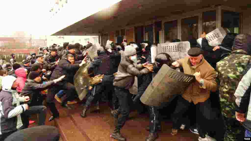 2014. április 13-án a tömeg az ukrán rendőrökön áttörve nyomult be a mariupoli városházára. 2014 márciusától Mariupol kaotikus helyzetbe került, amelyben a délkelet-ukrajnai város az oroszbarát tömegek és az ukrán rendfenntartók ellenőrzése között ingadozott